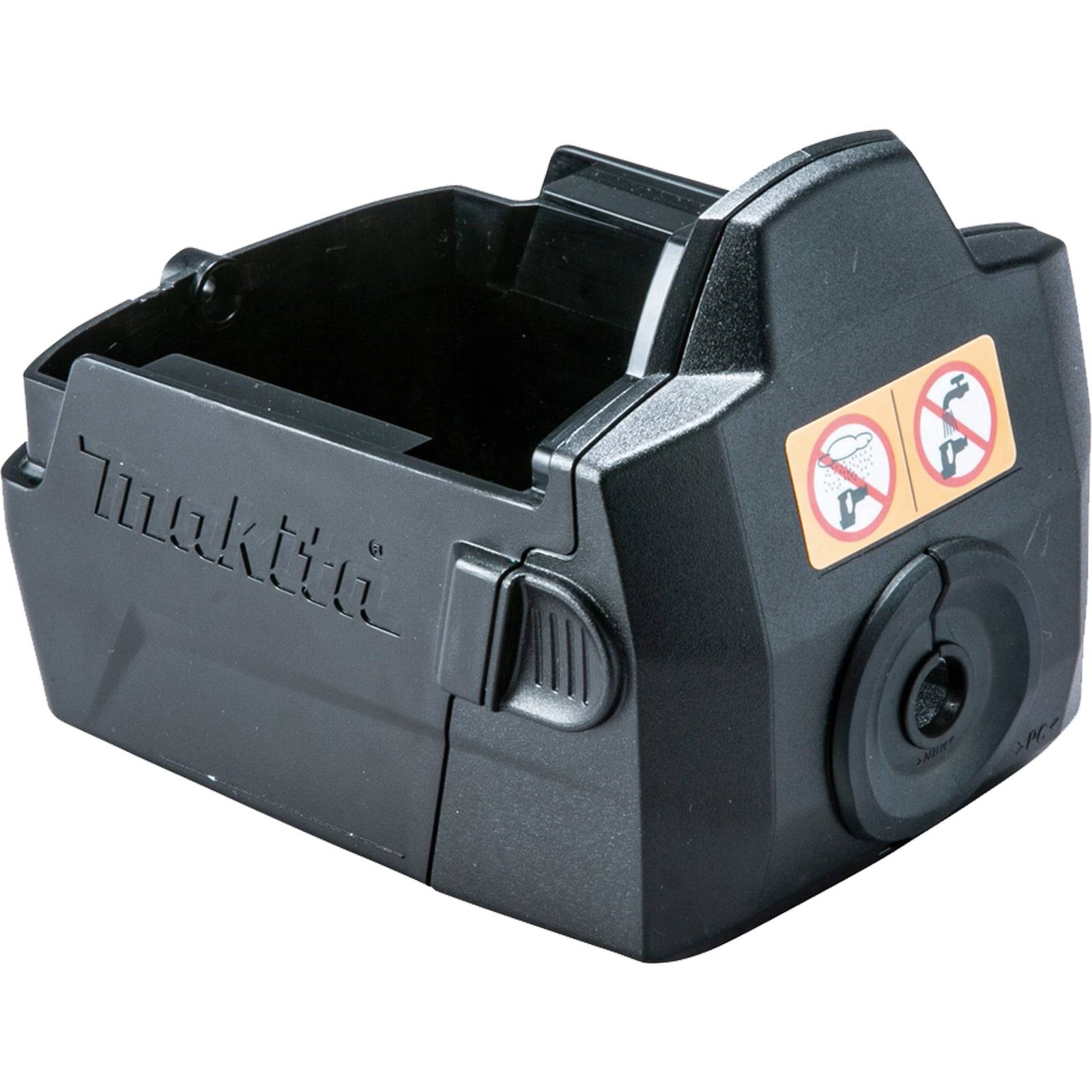Ein schwarzer Makita Batterieadapter mit einem Steckplatz für den Batterieanschluss, versehen mit Sicherheitswarnhinweissymbolen in der oberen rechten Ecke.