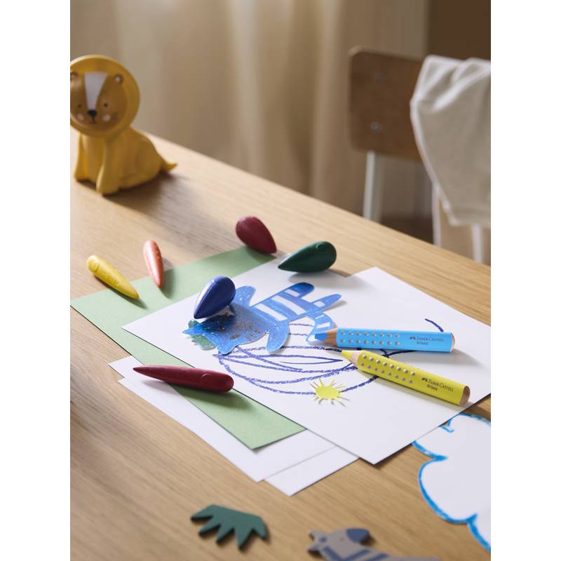 Kinderzeichnungen mit Wachsmalstiften auf einem Tisch, mit einer Sonne und einem blauen Handabdruck. Daneben sitzt ein Löwenspielzeug.