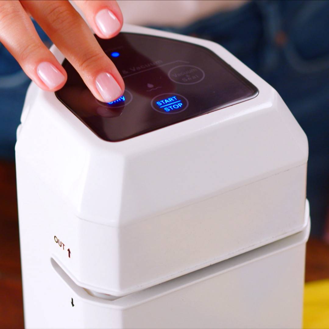 Livington InstaSealer Vertikales Vakuumiergerät – Kompaktes & Platzsparendes Vakuumgerät mit One-Touch Bedienung, Dual-Versiegelung, Auffangschale