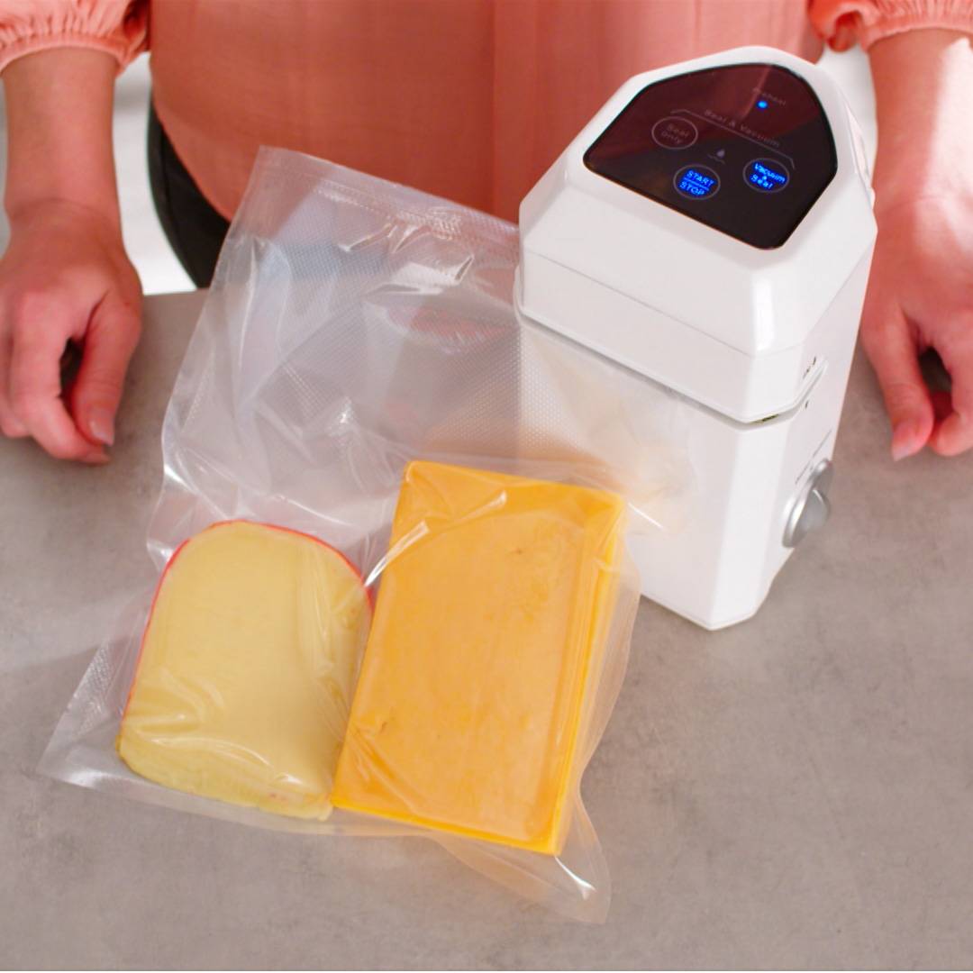 Livington InstaSealer Vertikales Vakuumiergerät – Kompaktes & Platzsparendes Vakuumgerät mit One-Touch Bedienung, Dual-Versiegelung, Auffangschale