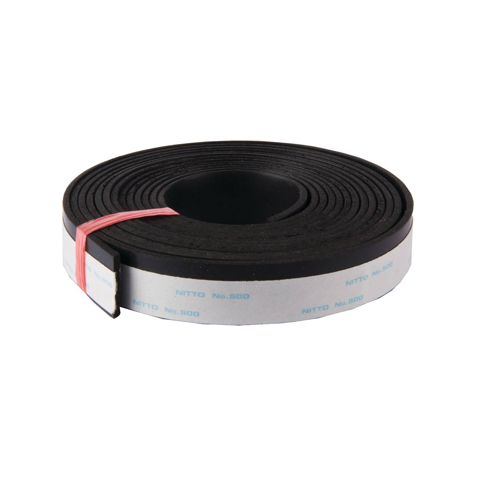 Ein aufgerolltes schwarzes Magnetband mit weißem Rücken, mit der Aufschrift „Nitto Nr. 500