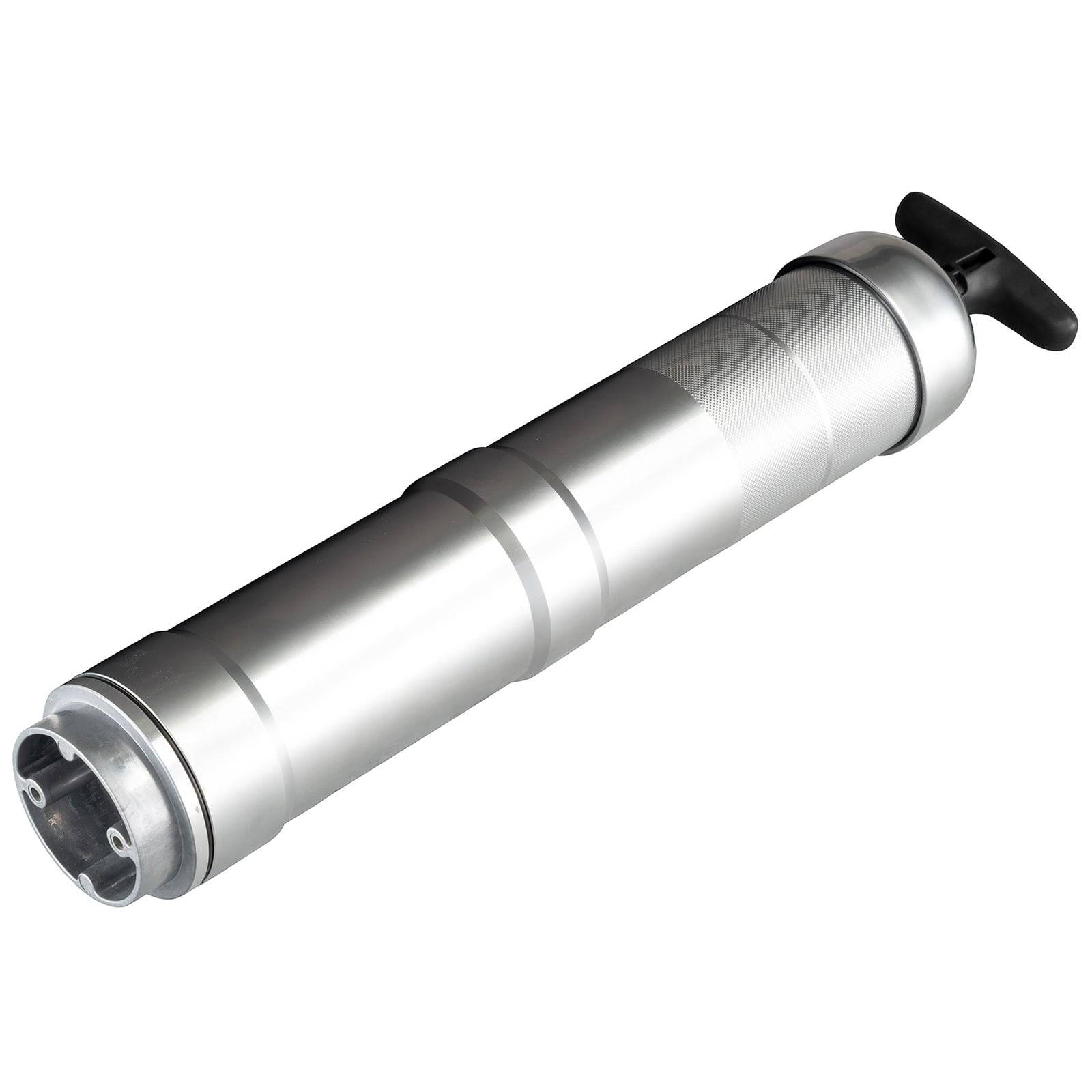 Eine silberne, zylindrische Fettpresse mit einem schwarzen Griff, die zum Schmieren von Maschinen verwendet wird, ist vor einem einfarbigen weißen Hintergrund abgebildet.