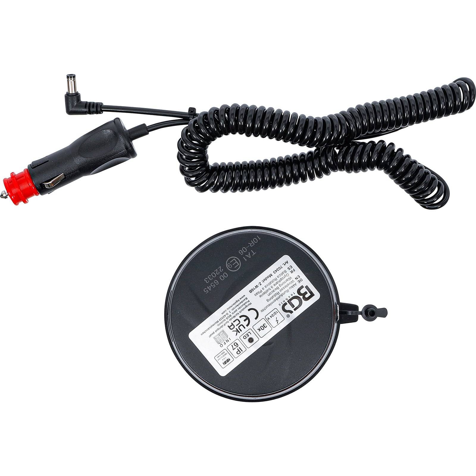 Ein schwarzes, aufgewickeltes Autoladekabel mit einem rotkappigen Stecker auf der einen Seite und einer runden Ladestation mit Modellinformationen auf der anderen Seite.