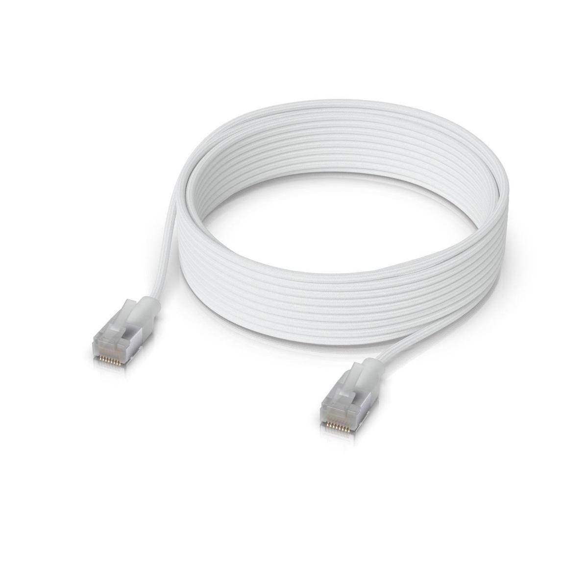 Weißes Ethernet-Netzwerkkabel, aufgerollt mit RJ45-Steckern an beiden Enden.