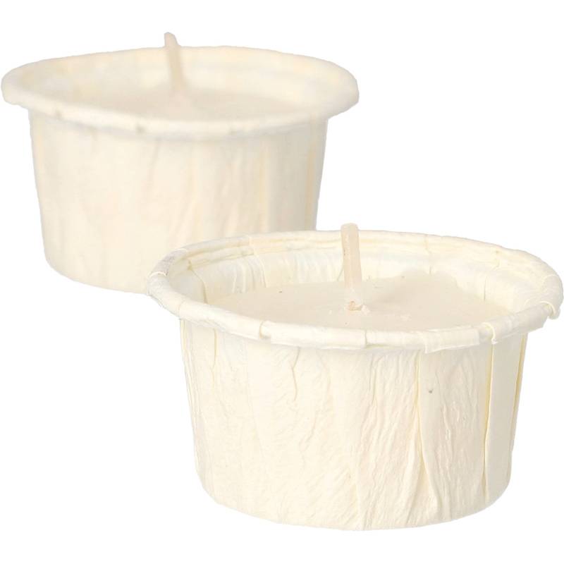 Zwei weiße Wachskerzen in zerknitterten Papierbechern, unangezündet, nebeneinander vor einem einfarbigen weißen Hintergrund.