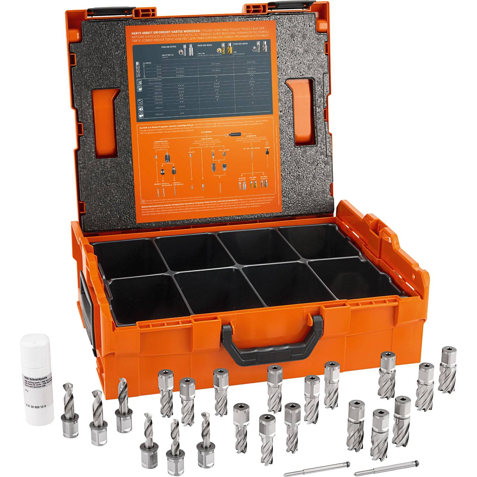 Eine offene orangefarbene Werkzeugkiste enthält verschiedene Metallbohrer, mit zusätzlichen Bohrern, die vor der Kiste aufgereiht sind. Ein Teileplan ist im Inneren des Deckels sichtbar.