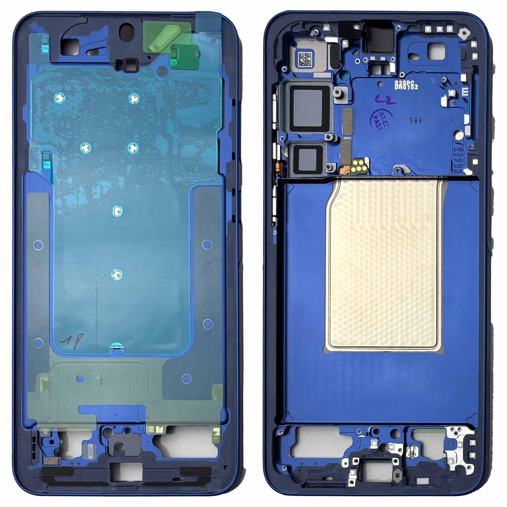 Zwei Ansichten eines zerlegten Smartphone-Rückgehäuses, die den internen Rahmen, den Kamerabereich, die Batteriekavität und die Anschlüsse zeigen.