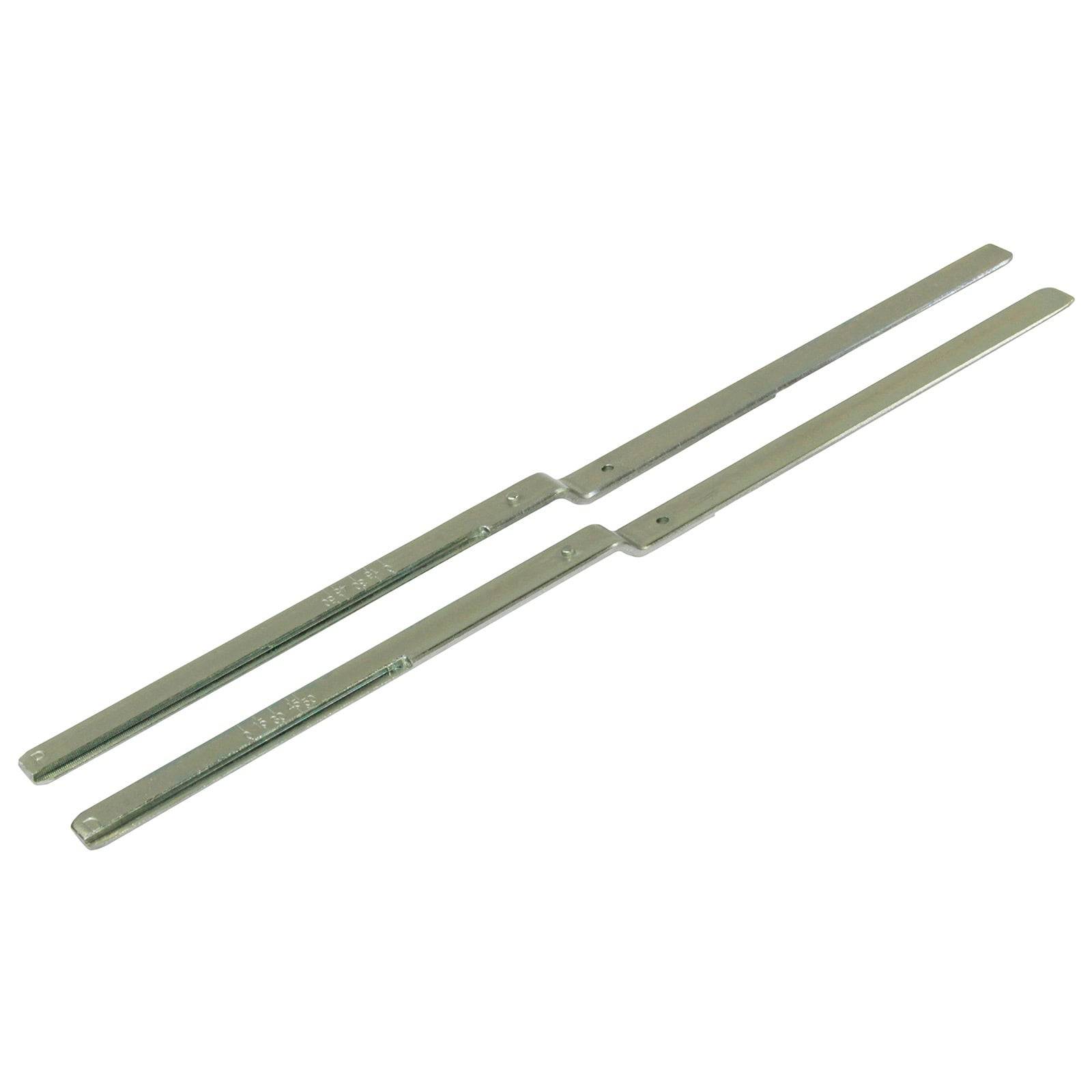 Zwei flache, längliche Metallstäbe, die parallel und nah beieinander ausgerichtet sind, wahrscheinlich Komponenten für eine größere mechanische oder industrielle Baugruppe.