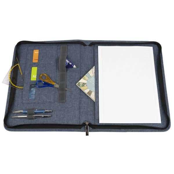 Offene blaue Portfolio-Organizer mit Reißverschluss, darin Papier, Stifte, Schere, Lineal und Handwerkswerkzeuge auf der linken Seite.