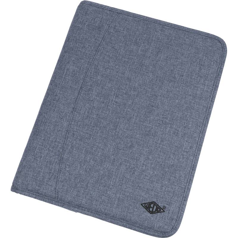 Eine blaue strukturierte Stoffmappe mit einem schwarzen Logo in der unteren rechten Ecke, die zum Organisieren von Dokumenten oder einem Tablet verwendet wird.