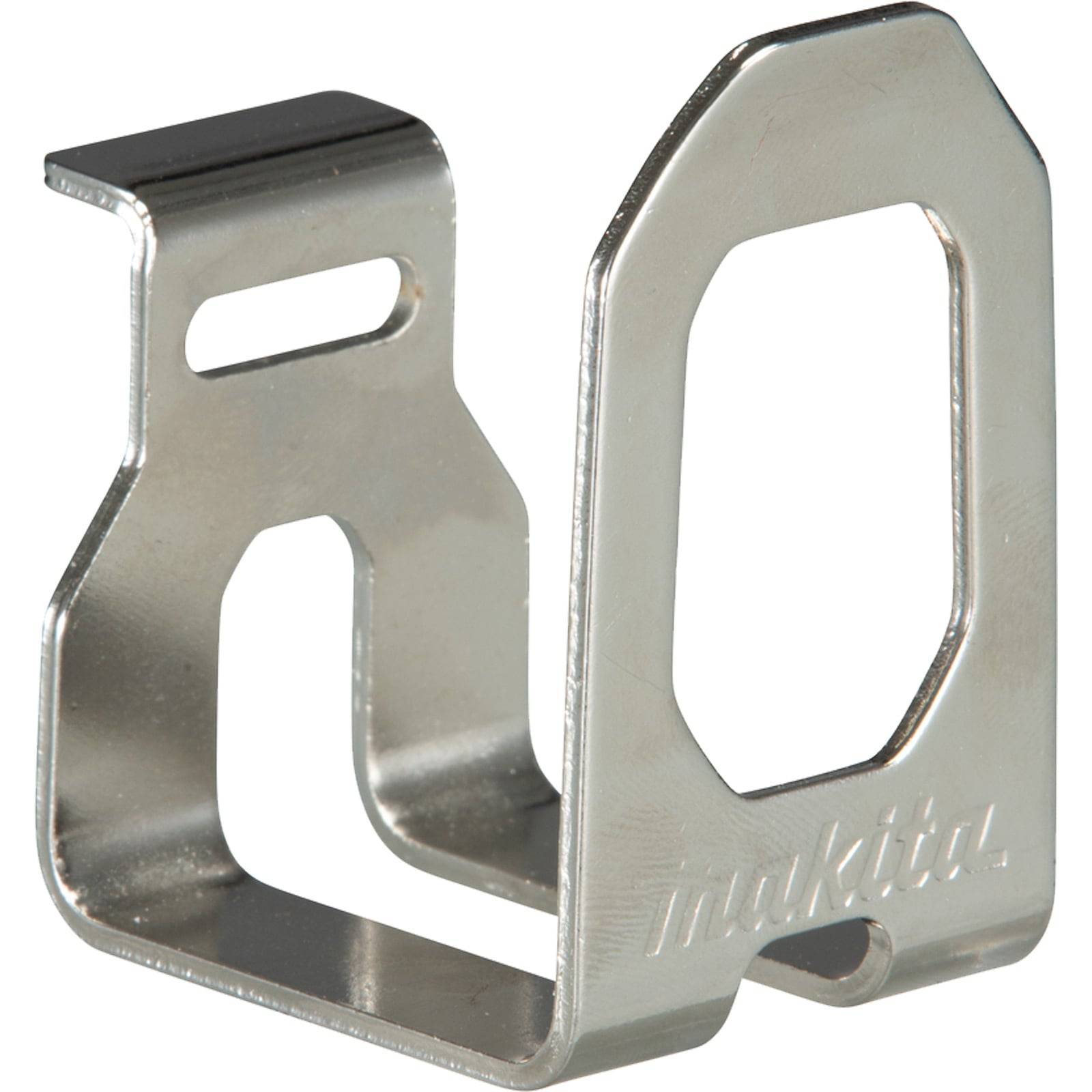 Metallgürtelclip-Befestigung für ein Werkzeug. Er verfügt über ein rechteckiges Loch oben und einen breiteren offenen Abschnitt darunter. Der Markenname ist an der Basis eingraviert.