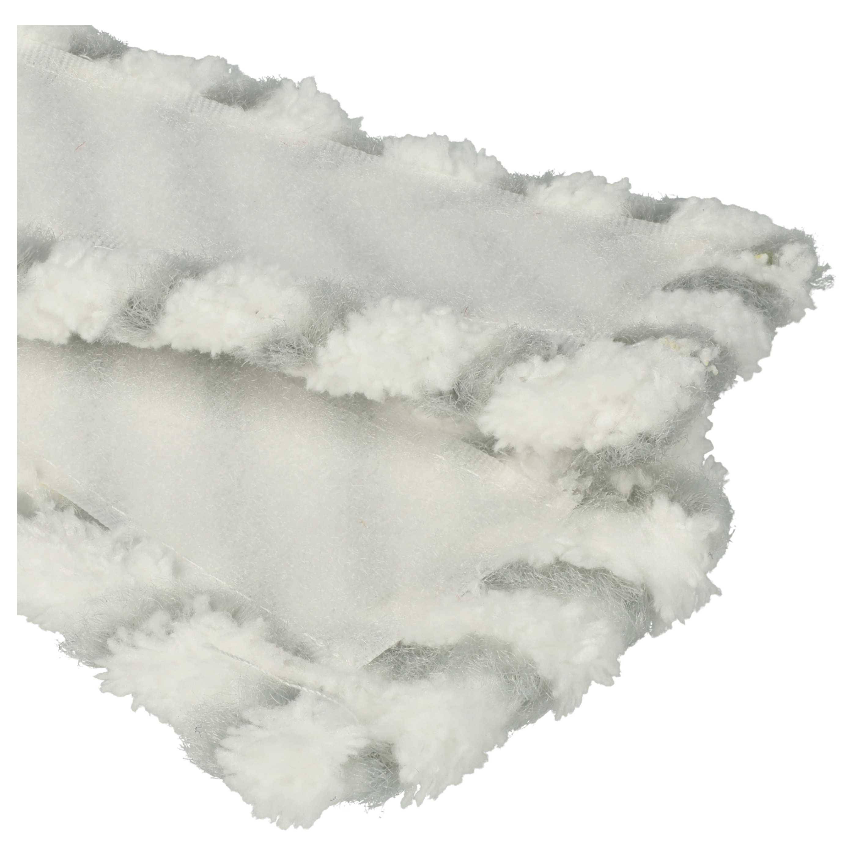 Ein weiches, fluffiges, weiß und grau gestreiftes Textilmaterial mit einer strukturierten Oberfläche, das Wärme und Komfort ausstrahlt.