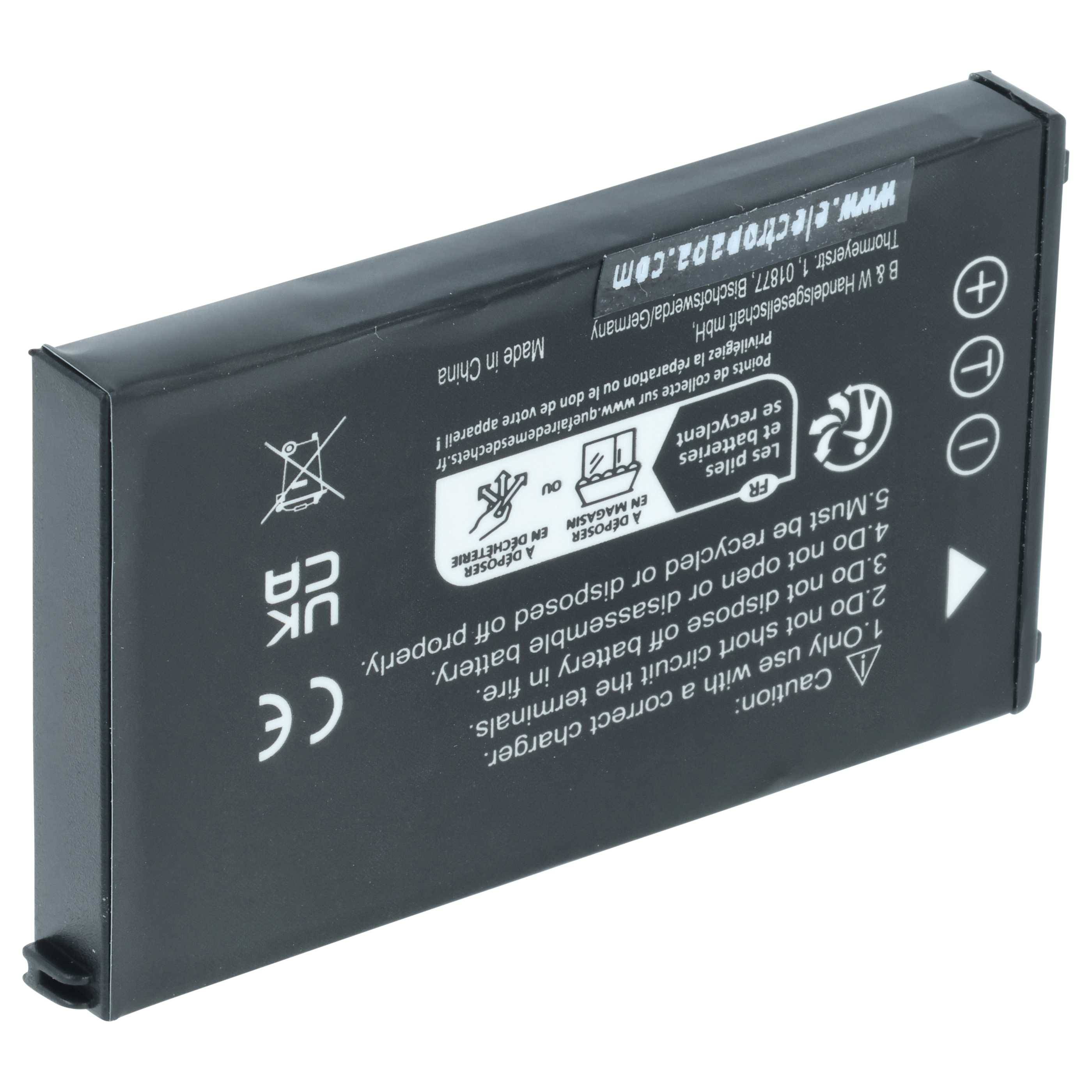 Eine rechteckige schwarze Batterie mit beschrifteten Spezifikationen und Recyclinginformationen, einschließlich Spannung, Kapazität und Sicherheitssymbolen.