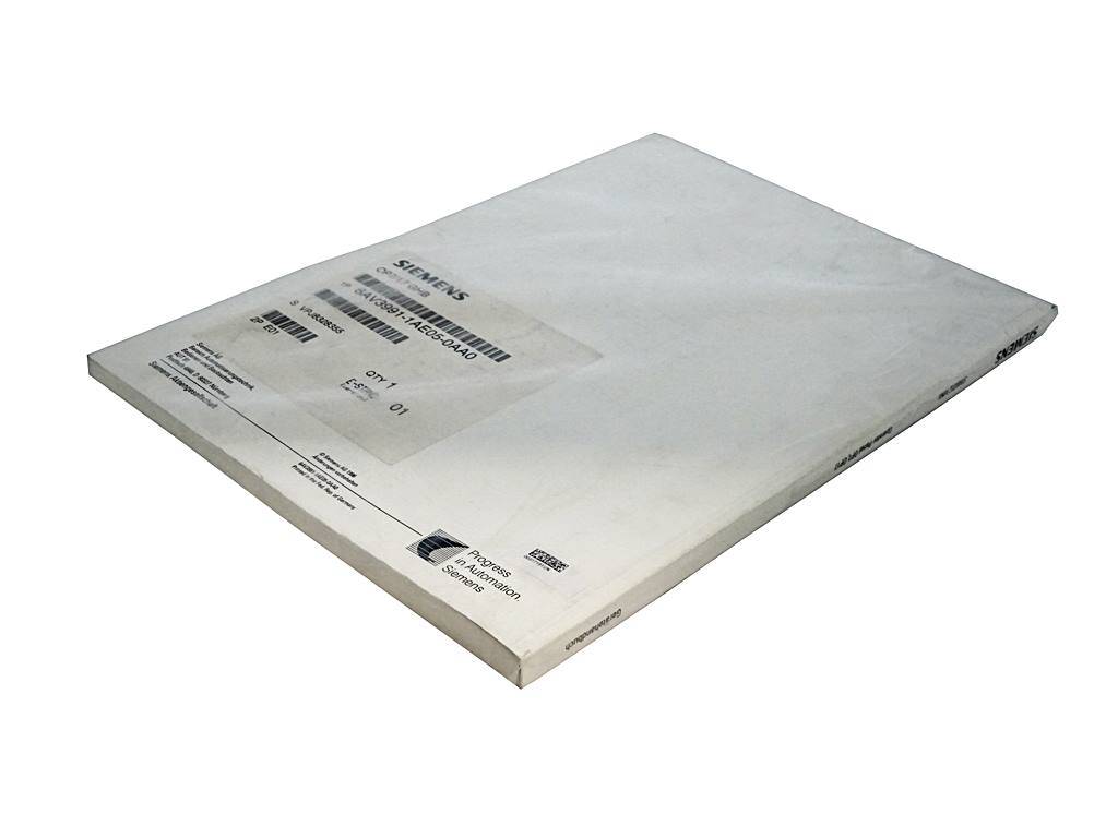 Versiegelte Siemens-Versandbox oder Paket, diagonal betrachtet, auf weißem Hintergrund.