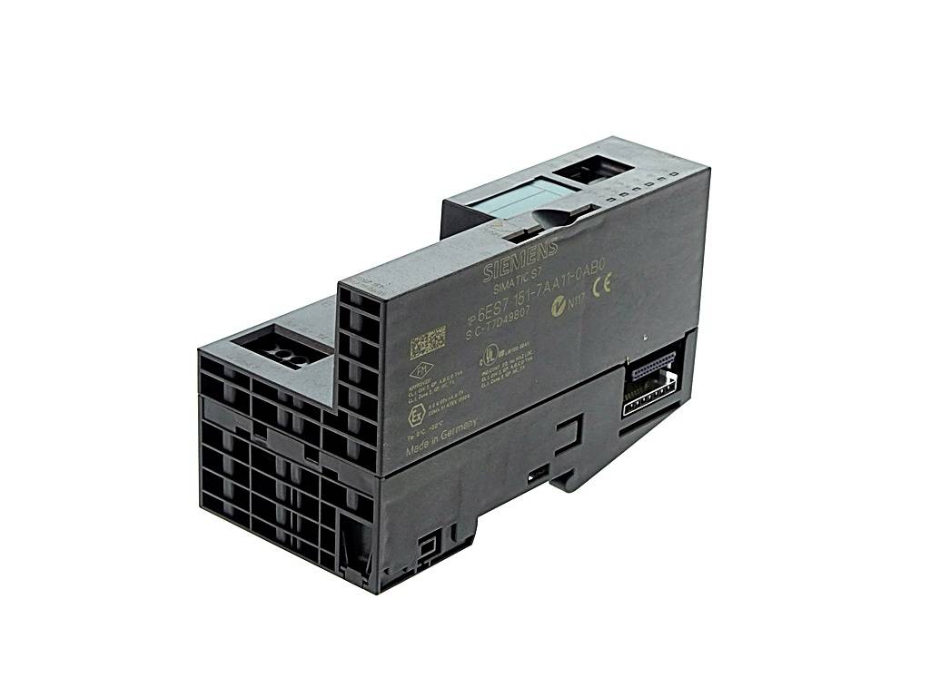 Schwarze industrielle Elektromodul-/Relaiseinheit von Siemens auf weißem Hintergrund.