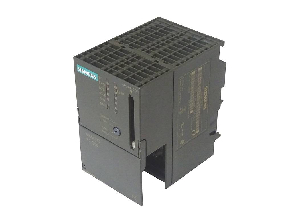 Industriesteuermodul von Siemens mit geöffneter Frontabdeckung, das Anzeigeleuchten und Klemmenbeschriftungen zeigt, auf weißem Hintergrund