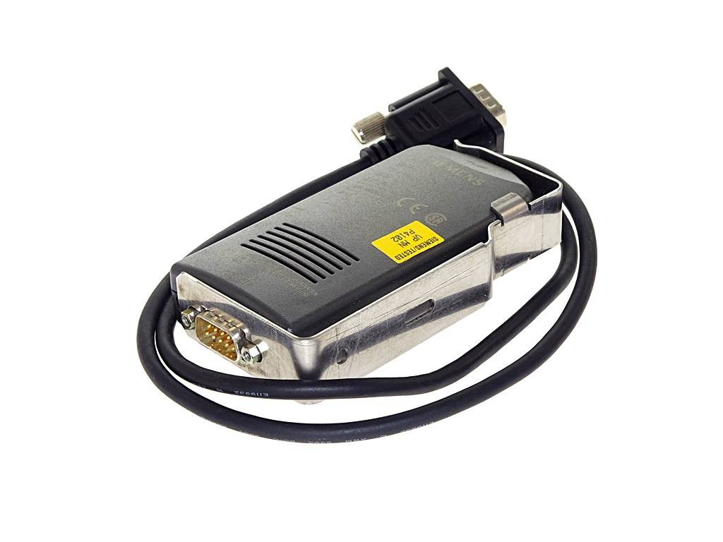 Computer-Seriell-Adapterkabel mit DB9- und VGA-ähnlichen Steckern auf weißem Hintergrund