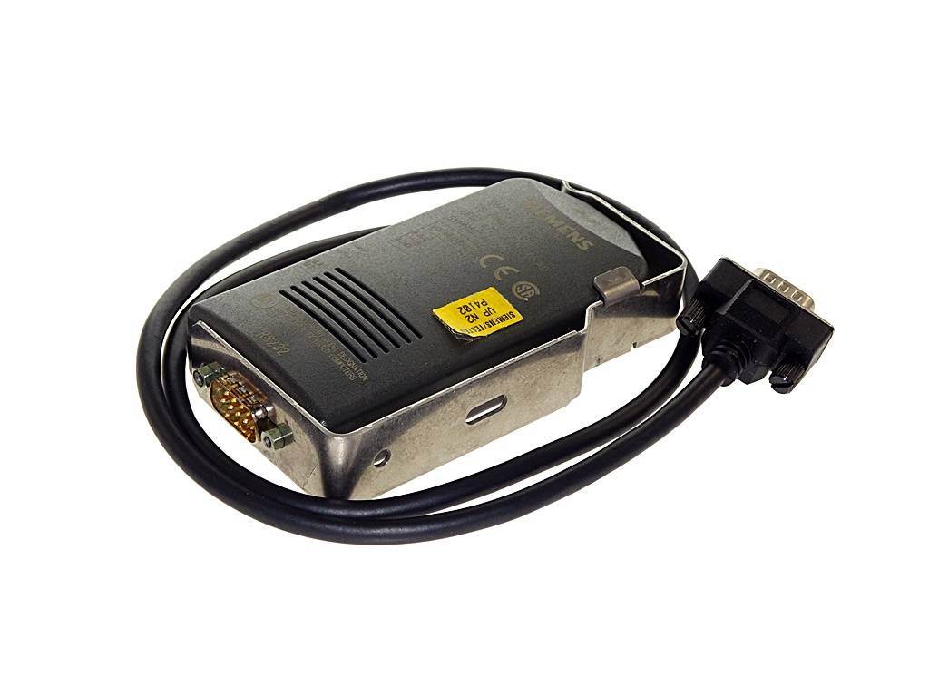 Ein DB9-Seriell-Kabeladapter mit angeschlossenem schwarzem Kabel und Steckverbindern, auf weißem Hintergrund dargestellt.