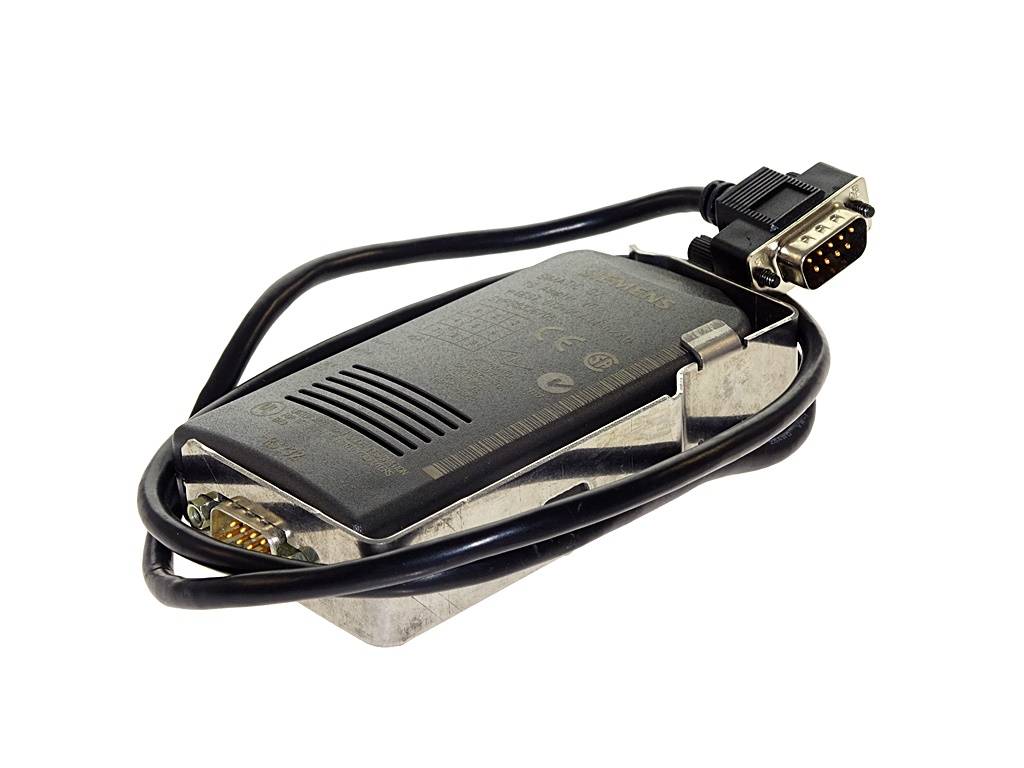 Schwarzer USB-zu-Seriell-Adapter mit angeschlossenem DB9-Stecker und Kabel, auf weißem Hintergrund dargestellt.