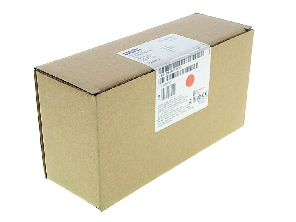 Ein verschlossener brauner Versandkarton mit einem weißen Adress- und Barcode-Etikett oben darauf.