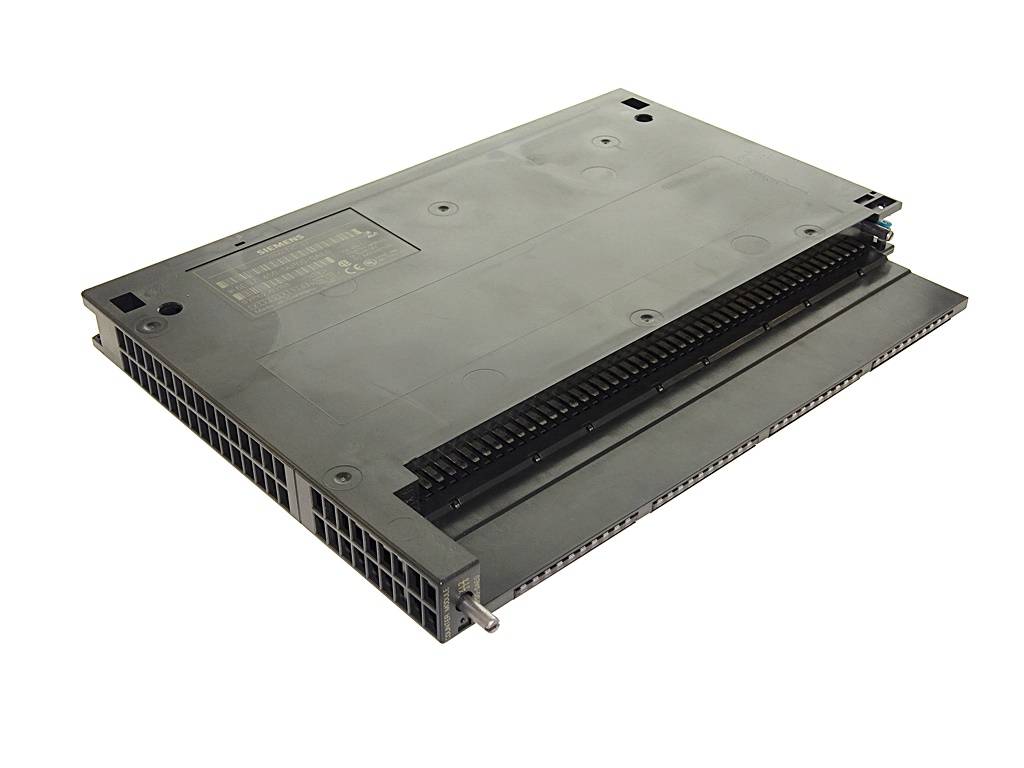 Graues, rechteckiges elektronisches Hardwaremodul mit belüfteten Seiten und Steckverbinderkante, auf weißem Hintergrund dargestellt.