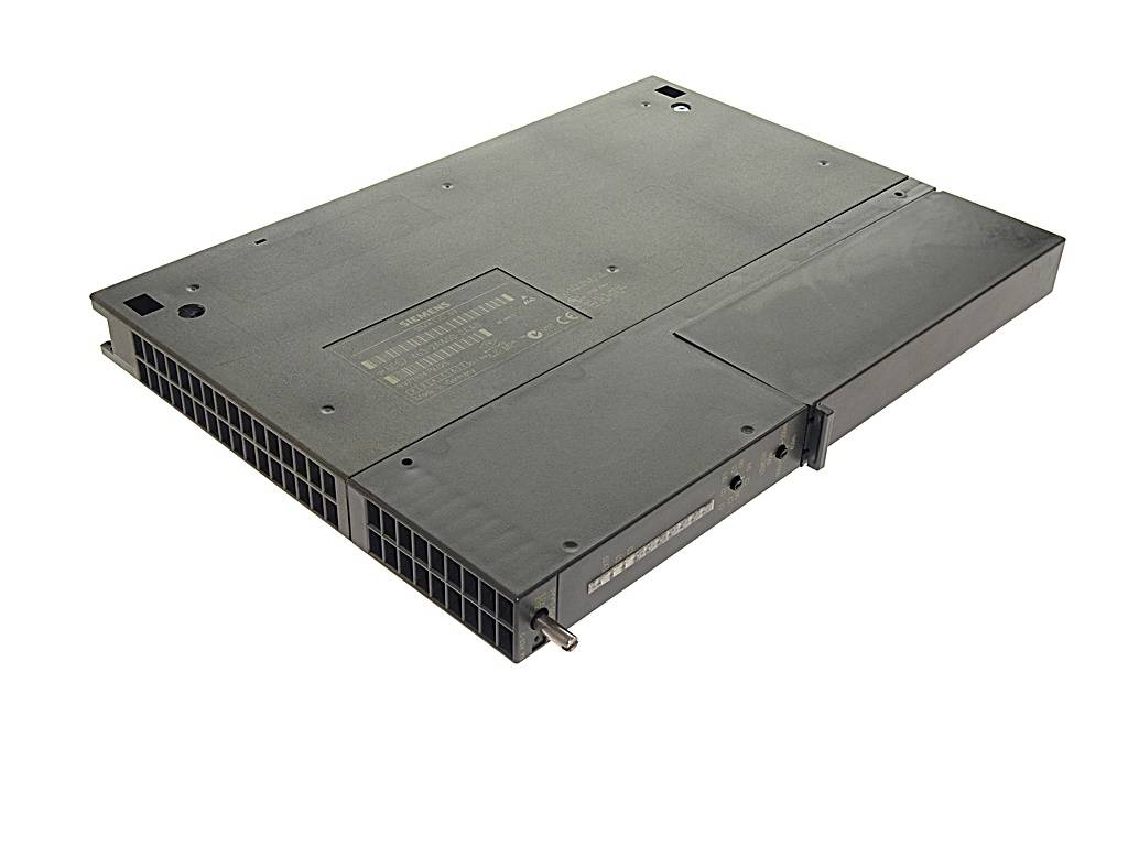 Schwarzes rechteckiges elektronisches Bedienfeld bzw. Servermodul, perspektivisch auf weißem Hintergrund dargestellt, mit Lüftungsschlitzen an den Seiten und einem Frontanschluss.