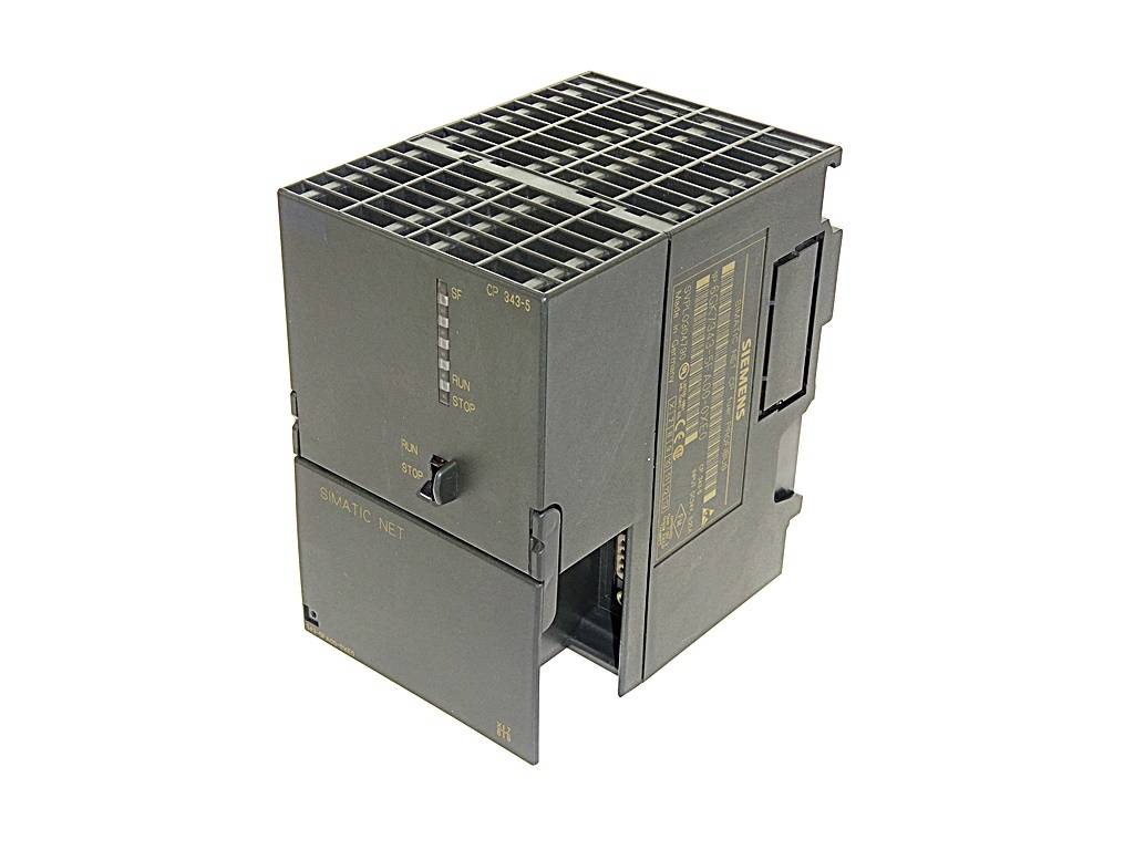 Graues industrielles elektronisches Steuermodul mit belüfteter Oberseite und Zugangsabdeckungen, freigestellt auf weißem Hintergrund.