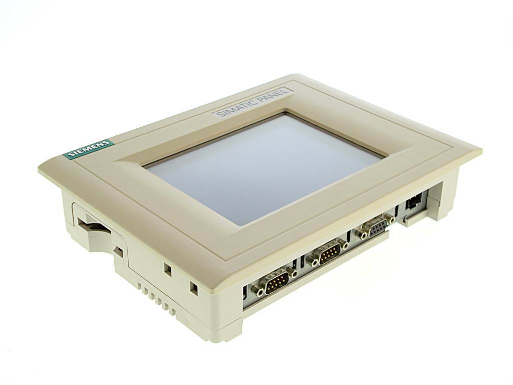 Beiger Siemens SIMATIC Panel-PC mit einem großen Touchscreen und frei zugänglichen Frontanschlüssen, dargestellt auf weißem Hintergrund.