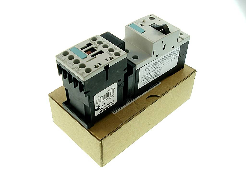 Zwei elektrische Schütze, auf einem Karton montiert, als neue industrielle Steuerungskomponenten mit sichtbaren Anschlüssen und Beschriftungen dargestellt.