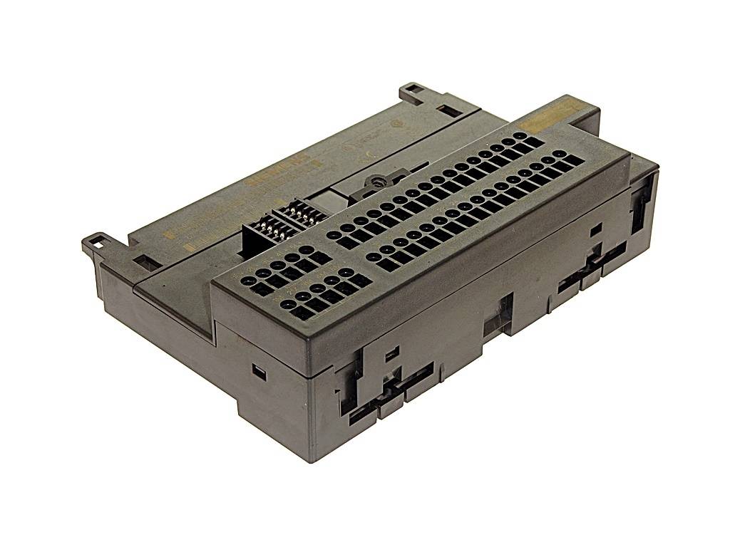 Rechteckiges graues elektronisches Steckermodul mit Reihen runder Stiftbuchsen oben, dargestellt auf weißem Hintergrund.