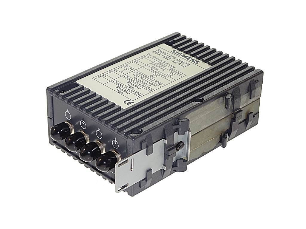 Industrielles Siemens-Elektronikmodul mit vier Frontsteckern und Montagehalterung, auf weißem Hintergrund dargestellt.