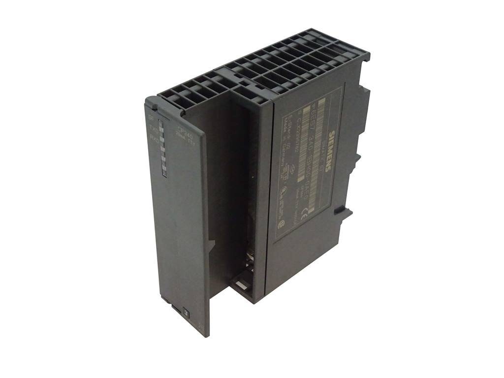 Schwarzes elektronisches Modul oder Akkupack mit belüfteter Oberseite, freigestellt auf weißem Hintergrund.