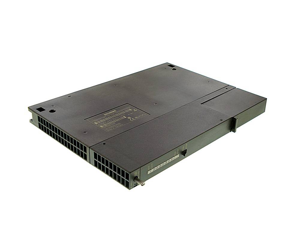 Schwarze Sony PlayStation 2-Konsole, aus einer schrägen Draufsicht auf weißem Hintergrund gezeigt.