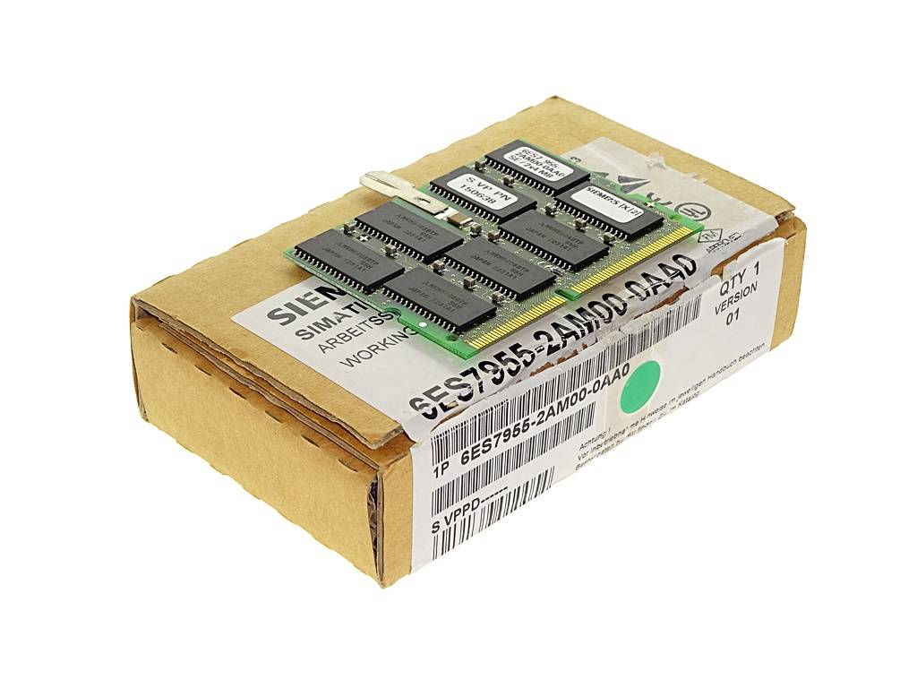 Karton mit elektronischen Komponenten von Siemens SIMATIC, darunter mehrere integrierte Schaltkreischips, die oben aufgestapelt sind.