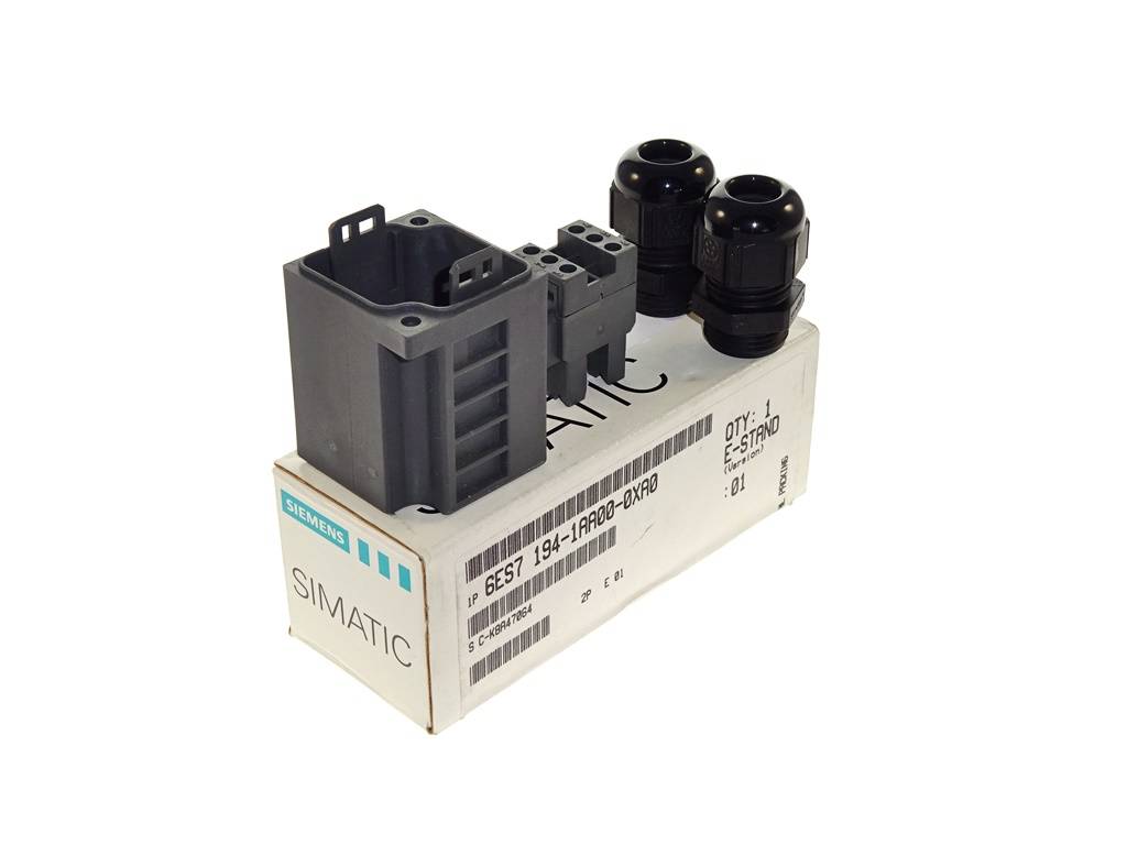 Siemens-SIMATIC-Industriesteckermodul mit schwarzen Anschlussklemmen auf einer weißen Basis, vor einem schlichten Hintergrund dargestellt.