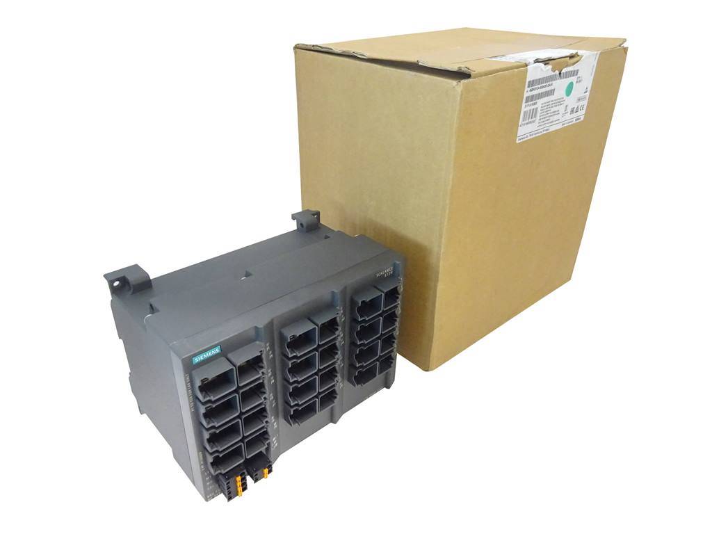 Ein graues elektrisches Sicherungsfeld bzw. Steuermodul steht vor einem Versandkarton auf weißem Hintergrund.