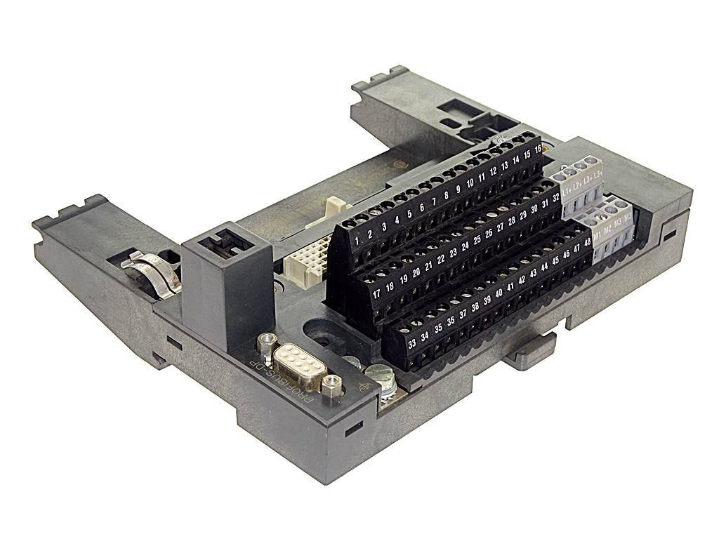 Graues elektronisches Steckverbindermodul mit mehreren schwarzen Stiftleisten und nummerierten Anschlussreihen auf weißem Hintergrund.