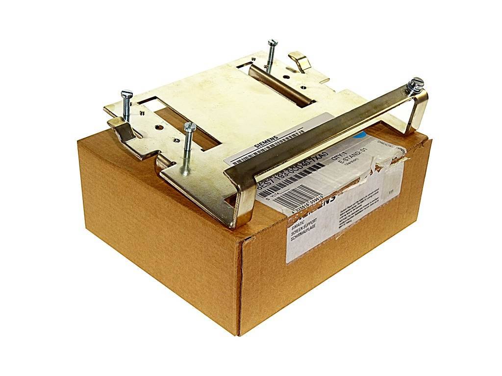 Versandkarton aus Pappe, gesichert durch eine Metallumreifung oder ein Verschlussgerät mit Bolzen und einem Griff oben, zum Verpacken oder Verschließen von Kartons.