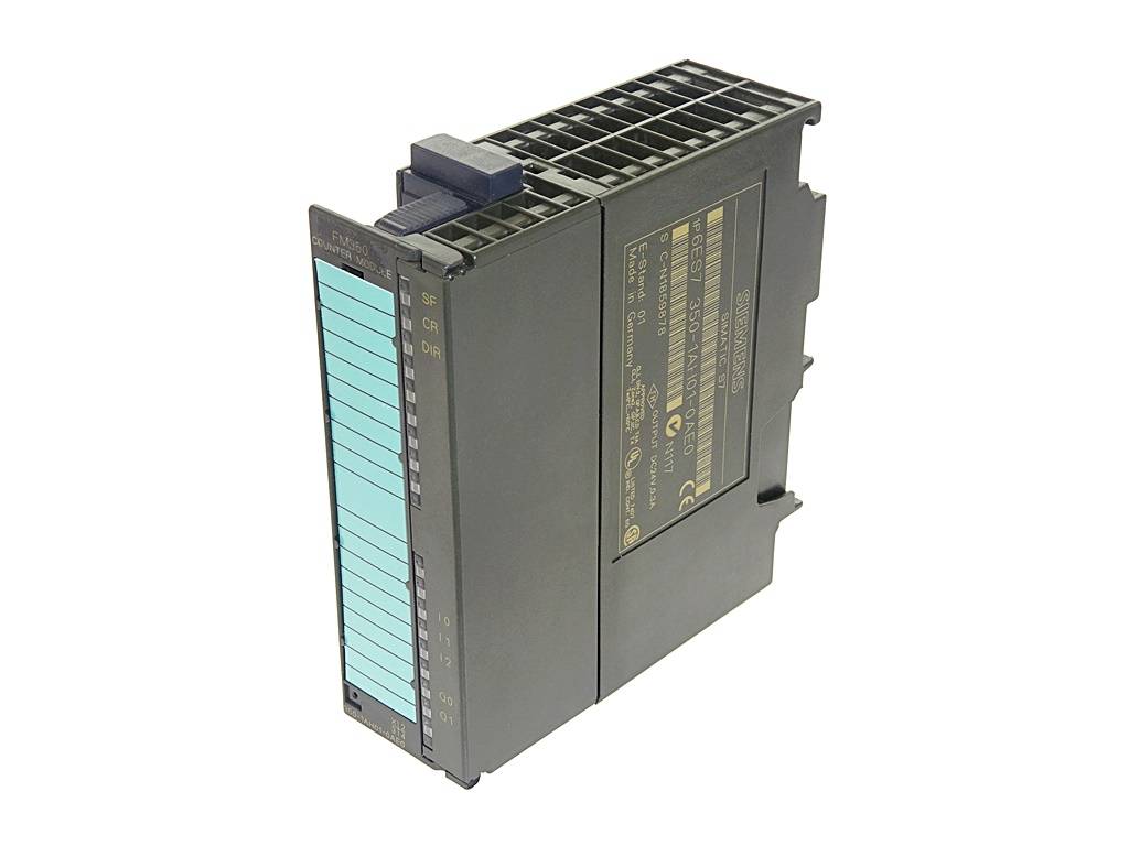 Industrielles SPS-E/A-Modul mit blauer Klemmleiste und beschrifteter Seitenblende, freigestellt auf weißem Hintergrund.