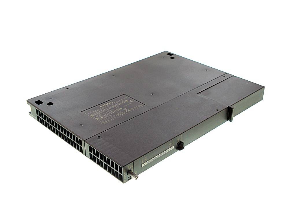 Schwarzes rechteckiges elektronisches Gerät oder Modul mit Lüftungsgittern an den Seiten und Anschlussbuchsen, auf weißem Hintergrund dargestellt.