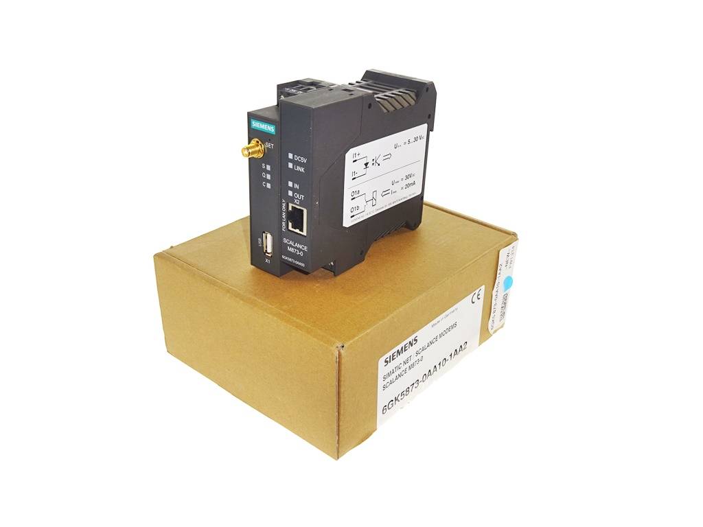 Ein industrielles Elektronikmodul von Siemens liegt auf einem Karton vor weißem Hintergrund.