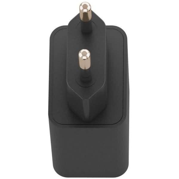 Schwarzer zweipoliger Stecker-Adapter auf weißem Hintergrund.