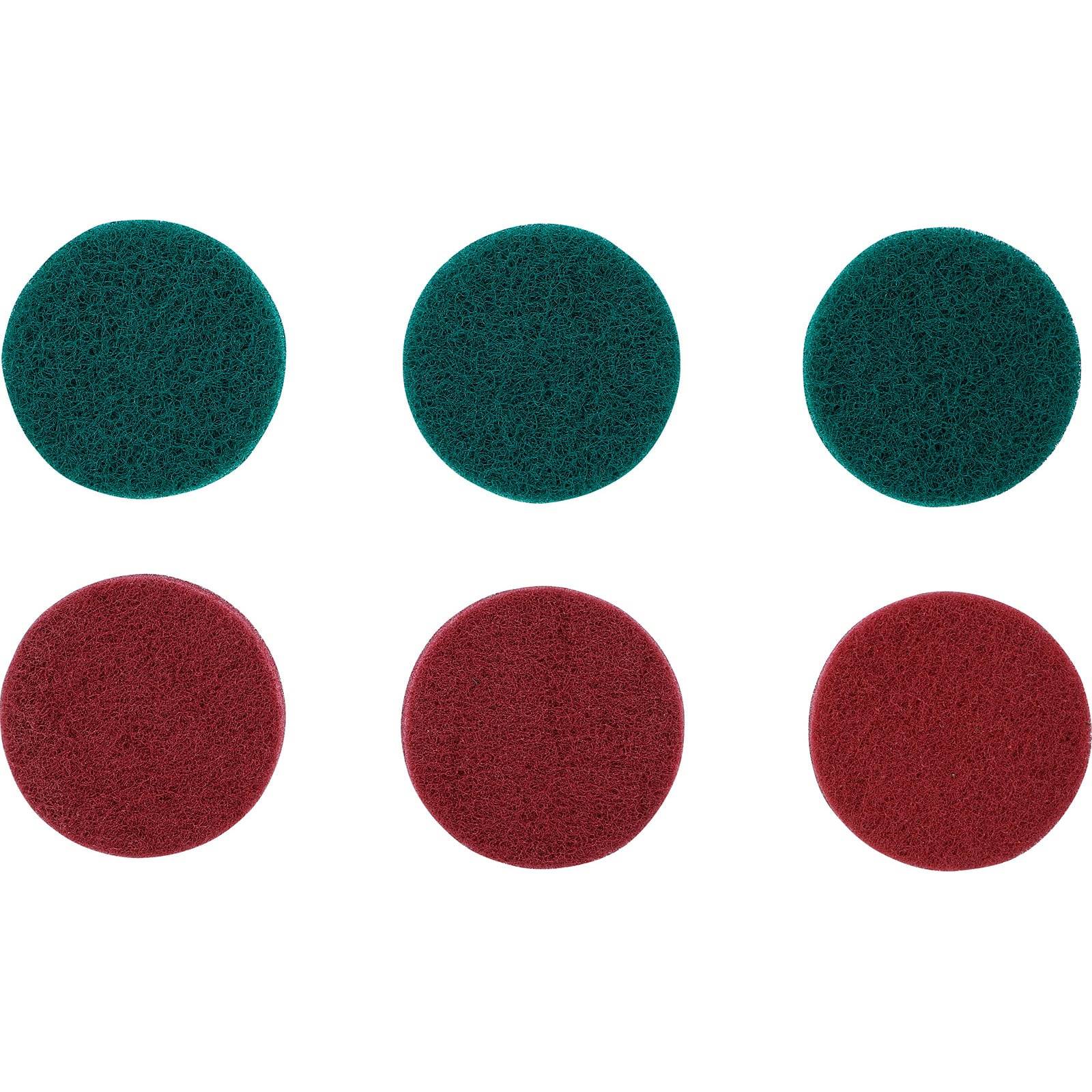 Sechs Scheuerpads in zwei Reihen angeordnet. Die obere Reihe zeigt grüne Pads, die untere Reihe rote Pads, alle in kreisförmiger Gestalt.