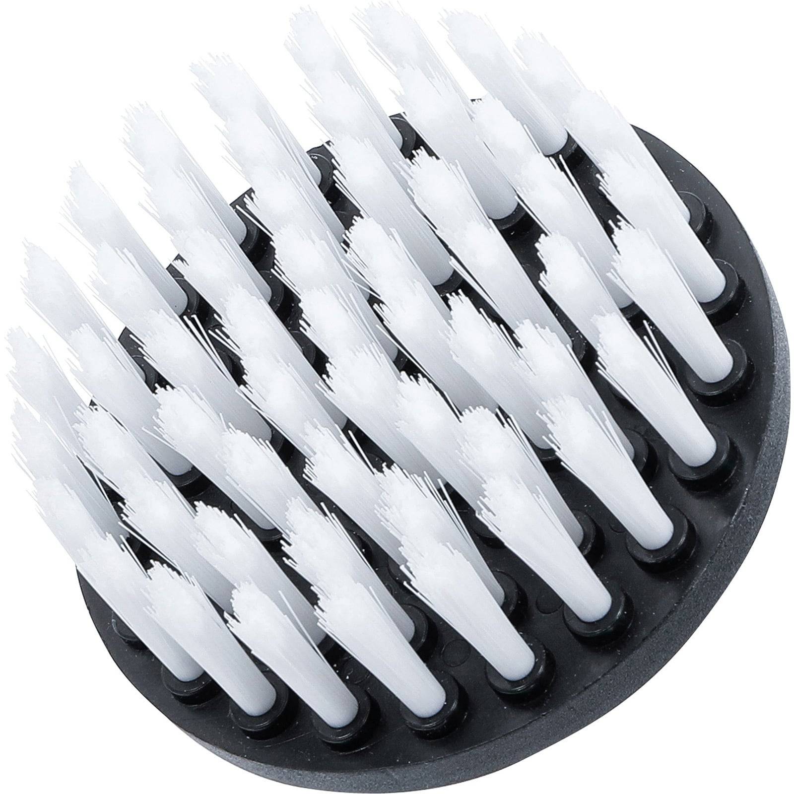 Eine runde Bürste mit weißen Borsten auf einer schwarzen Basis, geeignet zum Reinigen oder Schrubben von Oberflächen.