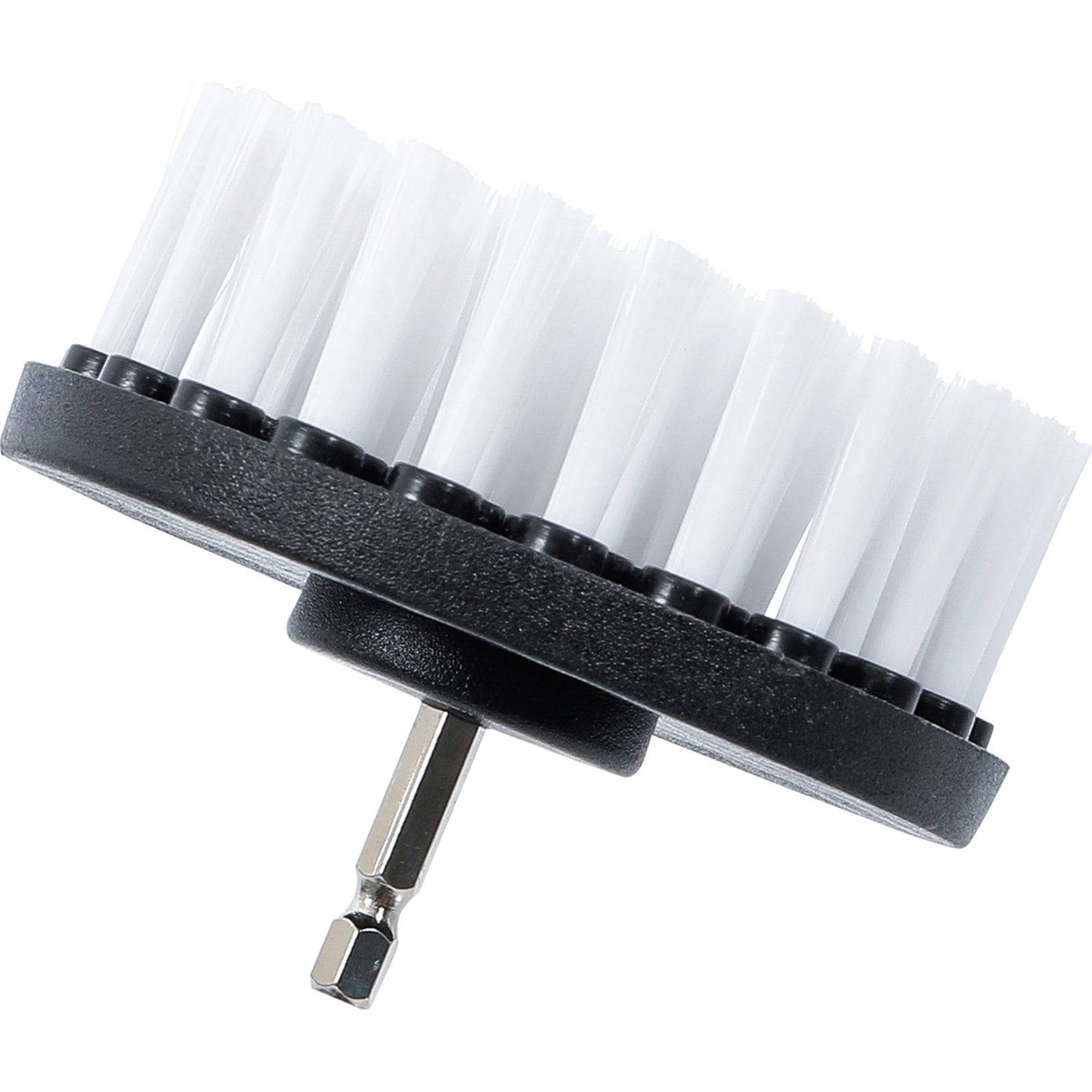 Eine runde Schrubbbürsten-Aufsatz mit schwarzer Basis und weißen Borsten, der zum Reinigen von Oberflächen entwickelt wurde, wenn er an einen Bohrer angeschlossen ist.