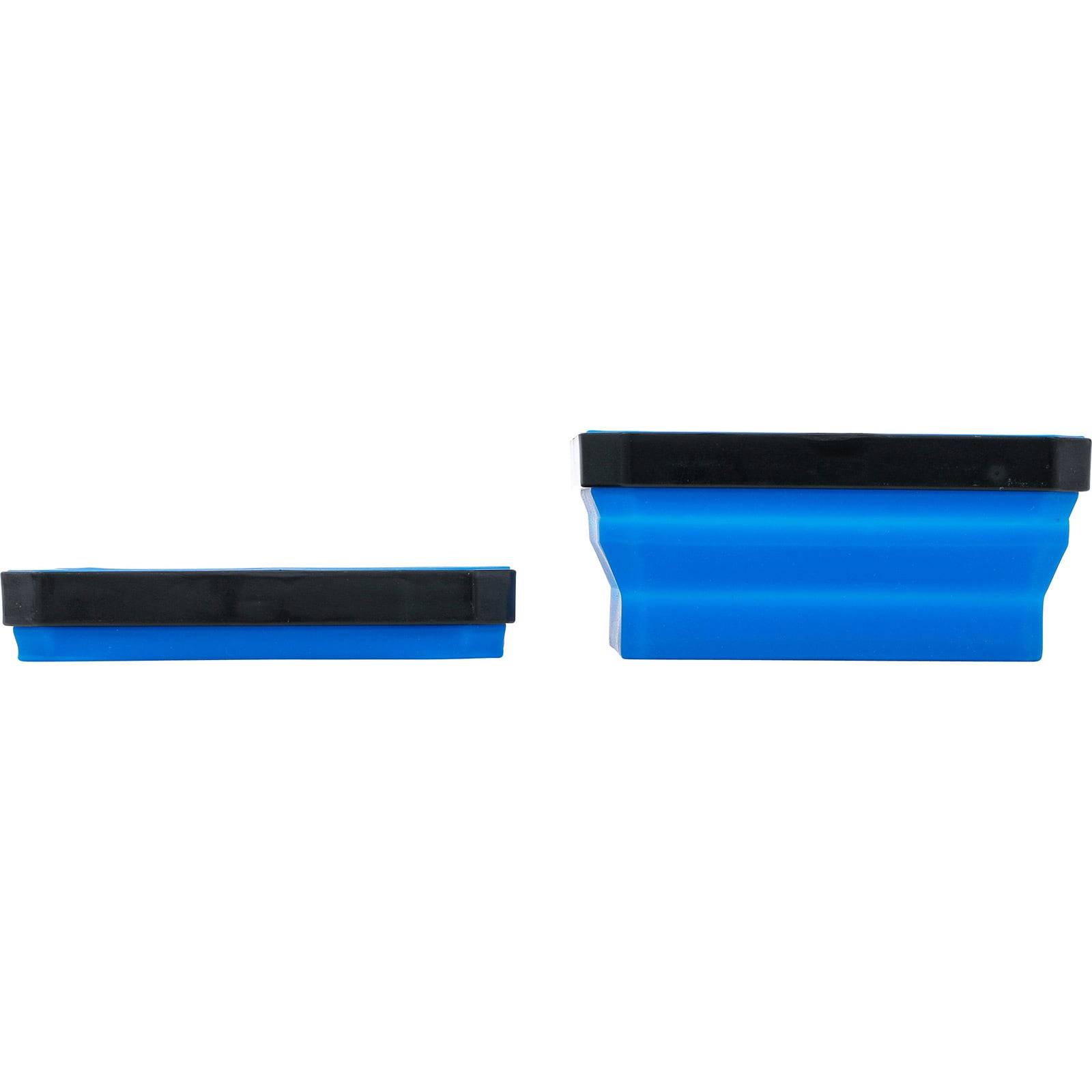 Zwei schwarze und blaue Scheiben, eine kleinere und flache, die andere größer mit einem breiteren Griff, sind vor einem weißen Hintergrund platziert.