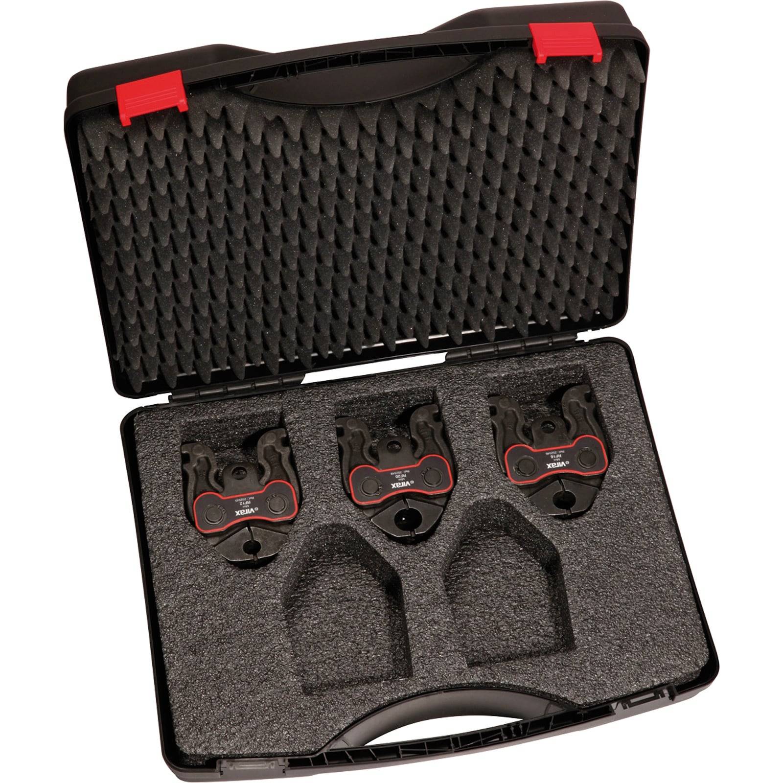 Eine offene schwarze und rote Tragetasche mit Schaumstoffauskleidung enthält drei schwarze und rote Radschuhe-Cleats.
