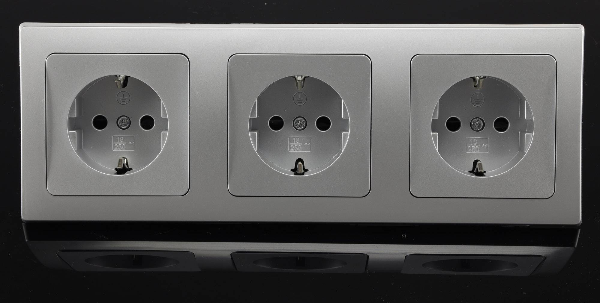 ChiliTec DELPHI Set 3 Steckdosen + 3-fach Rahmen 250V~/ 16A, Steckanschluss, silber