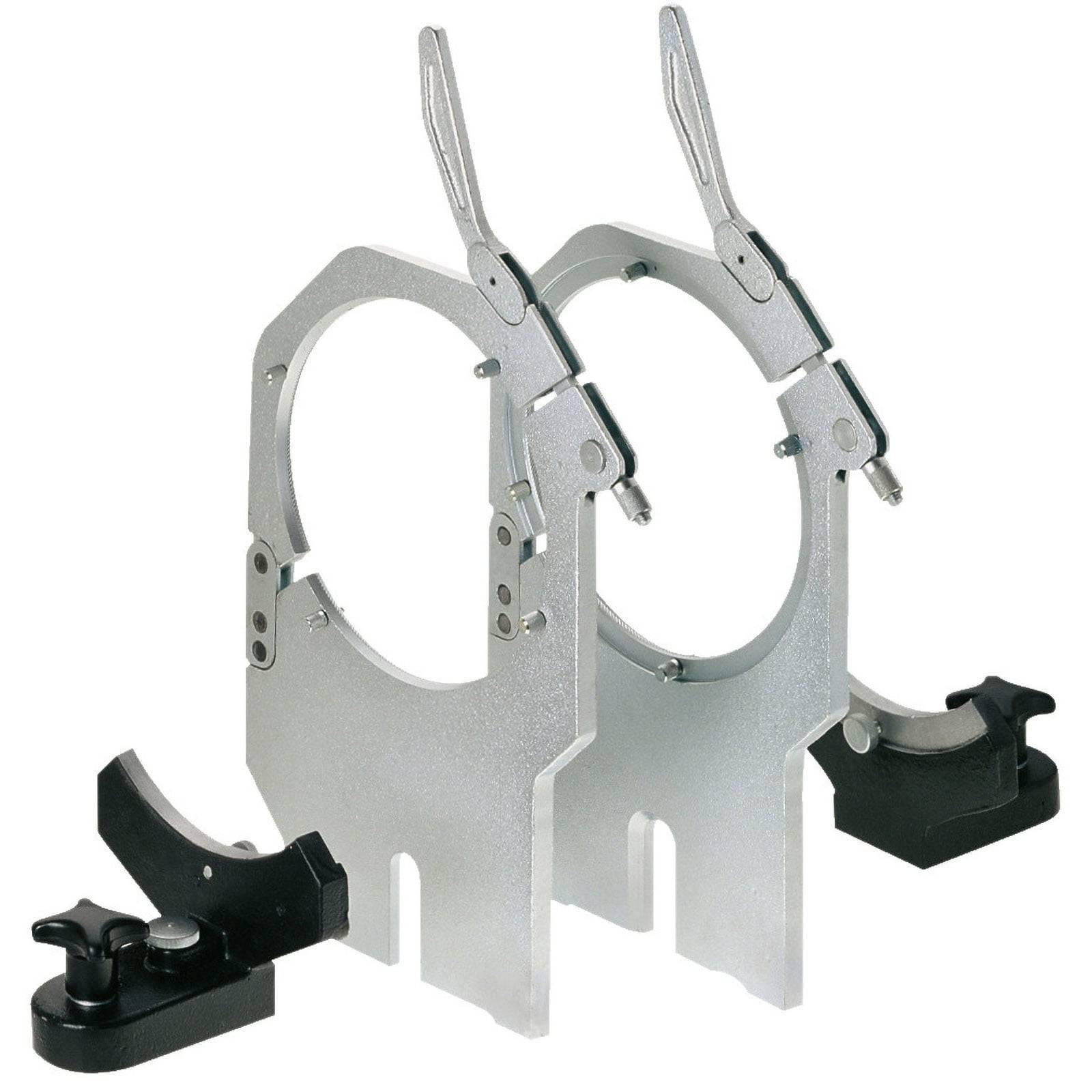 Zwei silberne Metallmontagehalterungen mit verstellbaren Klammern und schwarzen Befestigungen, die zum Sichern von zylindrischen Objekten verwendet werden, auf einem weißen Hintergrund.