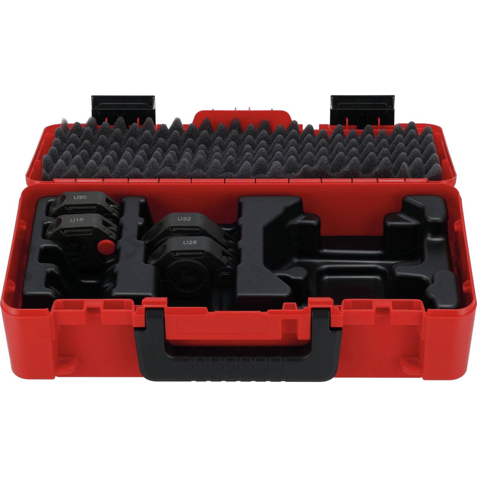 Ein roter, offener Transportkoffer mit Schaumstoffpolsterung, der einen Satz schwarzer, nummerierter Objektivadapter sicher und organisiert aufbewahrt.